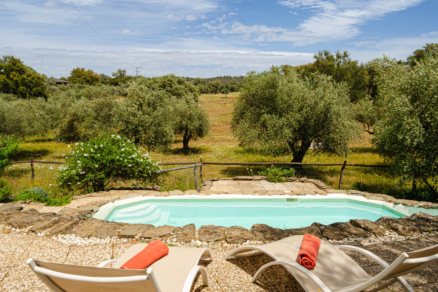 La piscina está a unos 40 metros de la casa